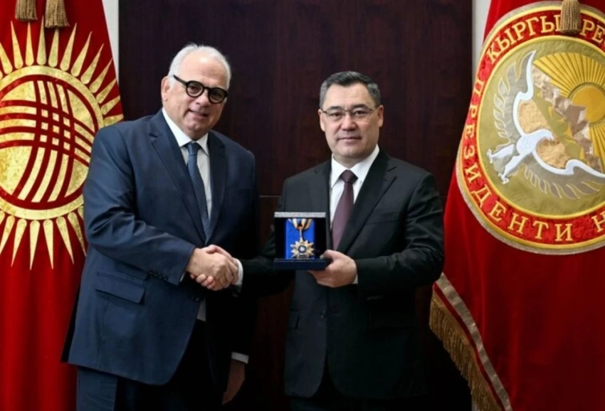 Президент Кыргызстана наградил руководителей UWW за вклад в развитие борьбы