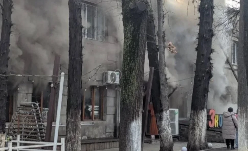 Женщина пострадала при пожаре в центре Бишкека