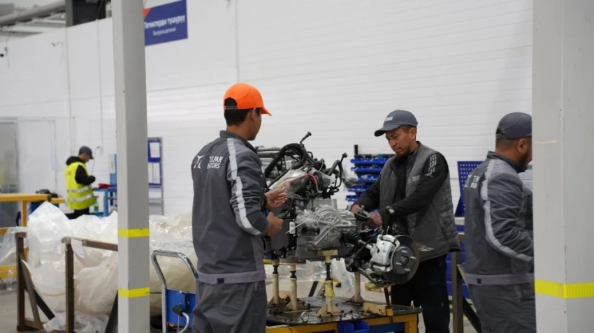 Бакыт Торобаев ознакомился с деятельностью автозавода "Тулпар моторс"