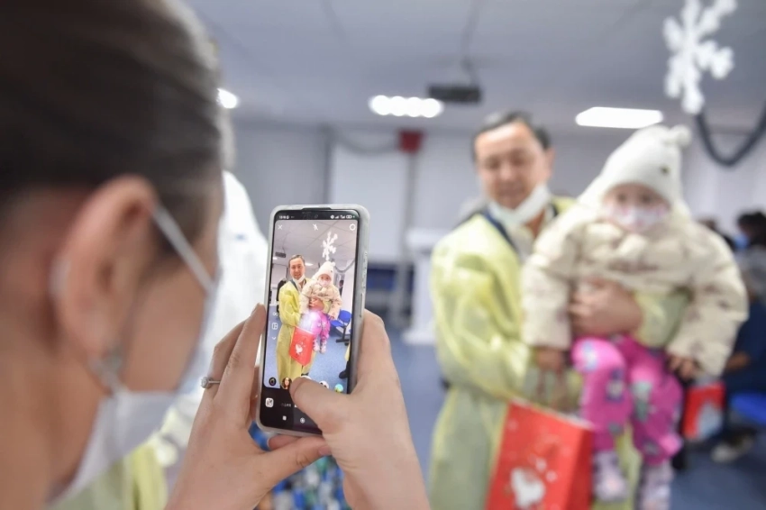 Каныбек Досмамбетов навестил детей в онкоотделениях Бишкека