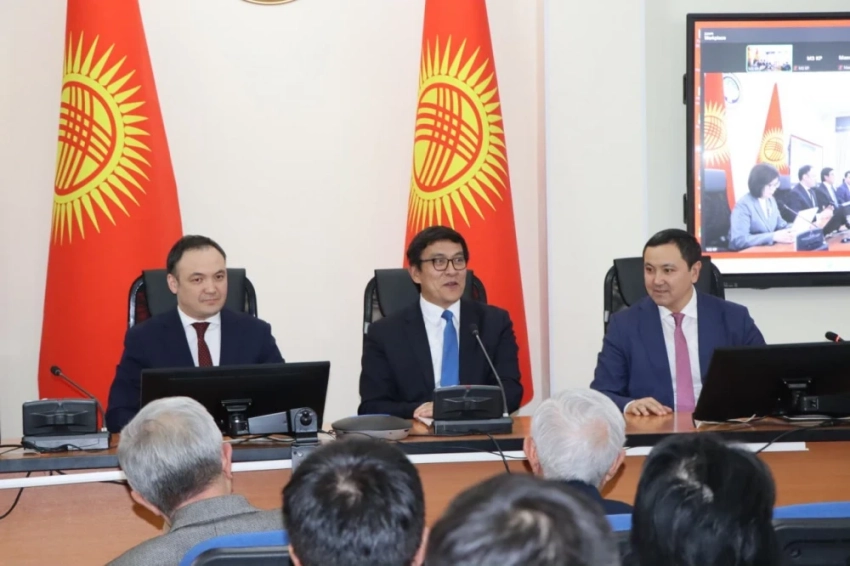 Эдиль Байсалов представил нового замминистра здравоохранения по цифровому развитию