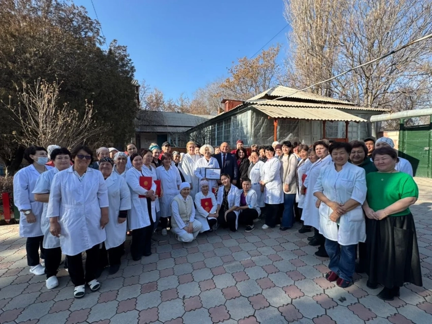 Глава Минздрава поздравил детей в медучреждениях страны