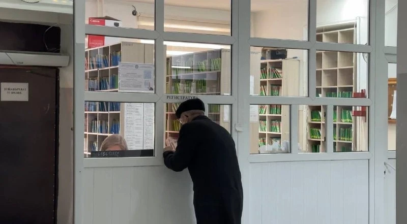 "Один бог знает, когда зайду". В ЦСМ Бишкека огромные очереди за справкой 083