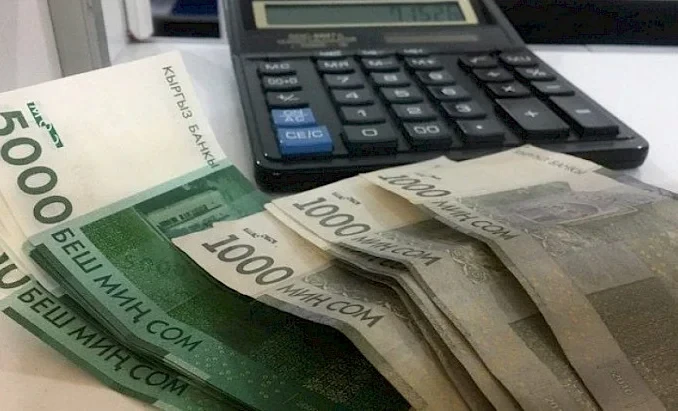 С апреля зарплаты врачей и учителей в Кыргызстане вырастут минимум на 100%