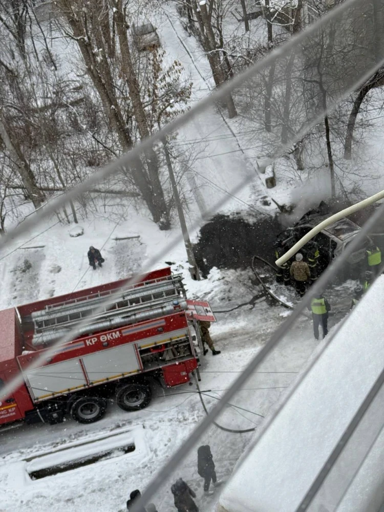 В Бишкеке во дворе дома сгорел легковой автомобиль