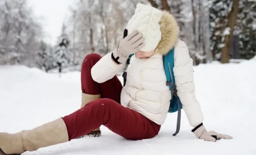 Врачи дали рекомендации, как избежать травм во время гололеда