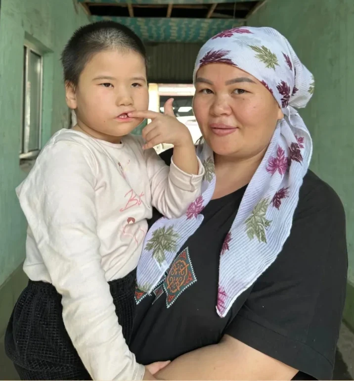 "Муж так и не смог принять, что наша дочь больна". История матери-одиночки и ее дочери