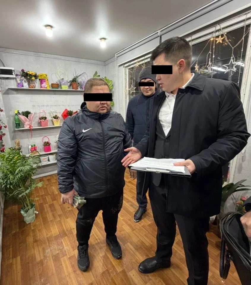 Сотрудника мэрии Бишкека задержали по подозрению в вымогательстве миллиона сомов