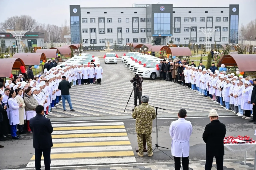 Камчыбек Ташиев передал 34 автомобиля Центру охраны материнства и детства