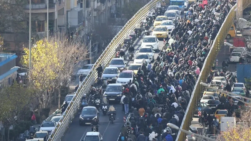 Несколько человек погибли в Иране во время протестов и столкновений с полицией