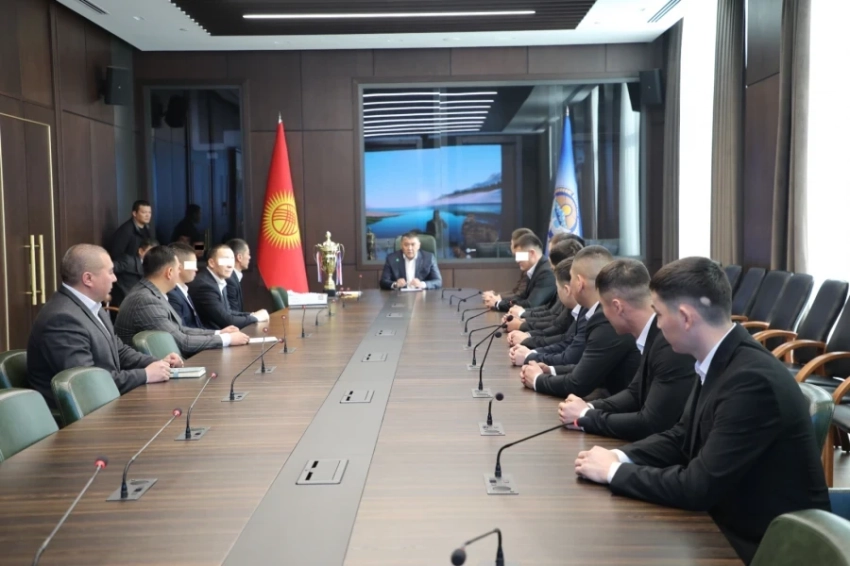 Камчыбек Ташиев поздравил сотрудников ГКНБ, занявших 1-е место на турнире по футзалу "Наристе-2026"