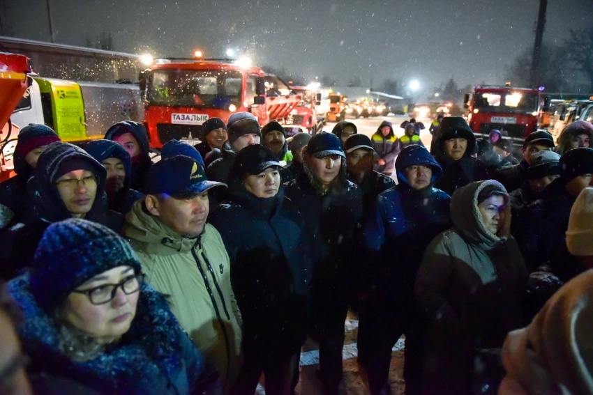 Бишкек очищают от снега: коммунальные службы переведены на круглосуточный режим