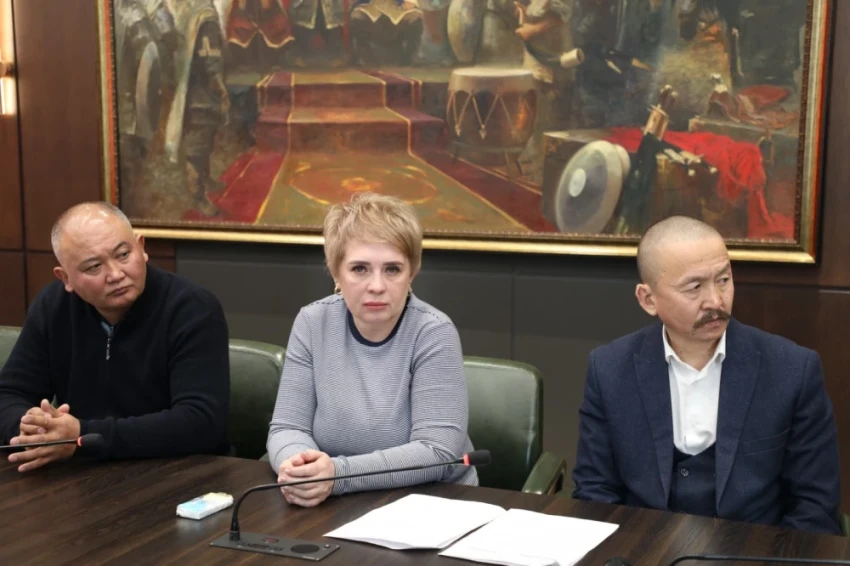 Глава ГКНБ встретился с пострадавшими от действий задержанного владельца сети ломбардов