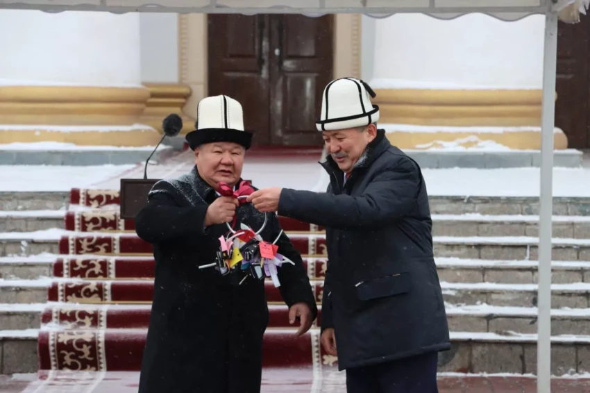 Адылбек Касымалиев передал Минэнерго около 40 единиц спецтранспорта