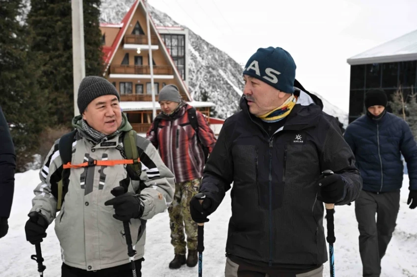 Глава кабмина Адылбек Касымалиев совершил горный поход в парке «Ала-Арча»