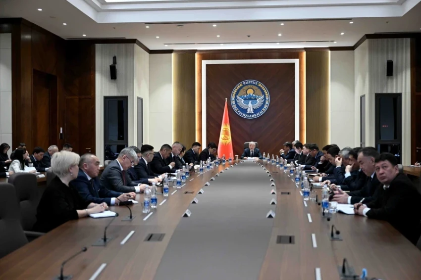 Глава кабмина поручил создать электронную систему перевода учеников между школами