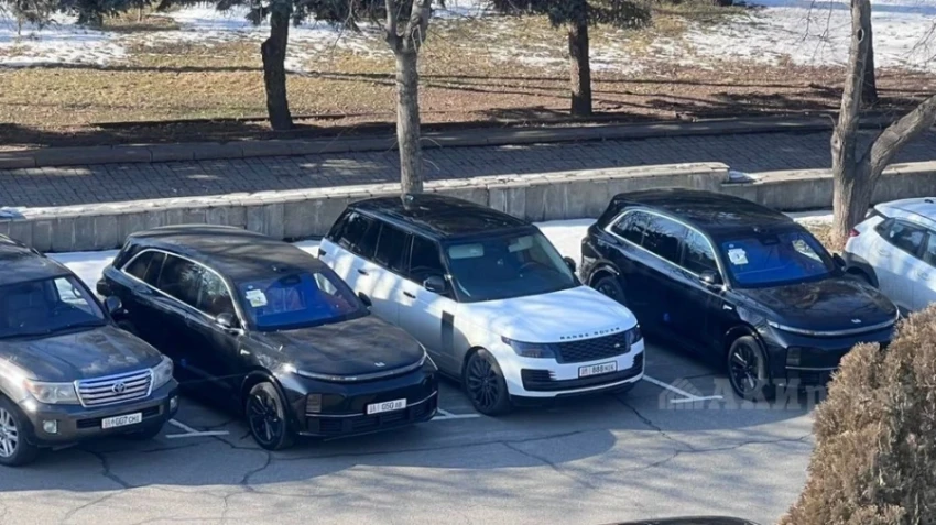 Депутаты Жогорку Кенеша получили новые служебные автомашины