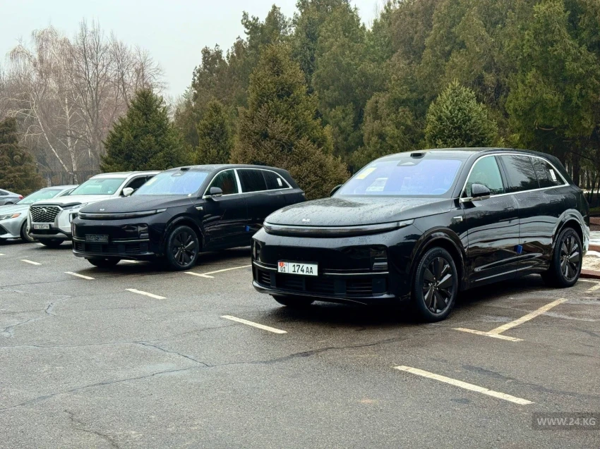 Новый автосезон у депутатов: на чем сегодня приезжают в Жогорку Кенеш