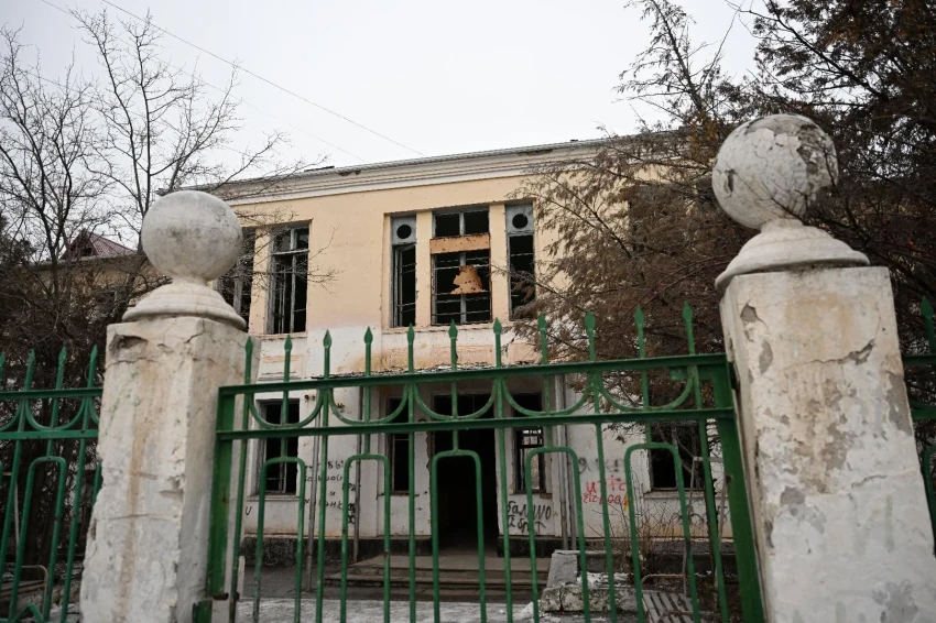 Спикер ЖК проверил аварийные школы и детсады Кара-Балты