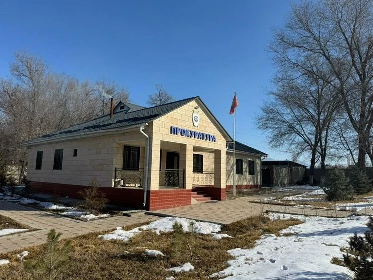 Зампрокурора в Таласе поймали с поличным при получении 140 тысяч сомов