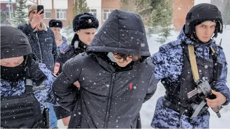 Девятиклассник устроил стрельбу в школе в Уфе