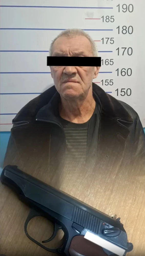 Угрожал пистолетом и избил супругу. В Бишкеке задержали 57-летнего мужчину