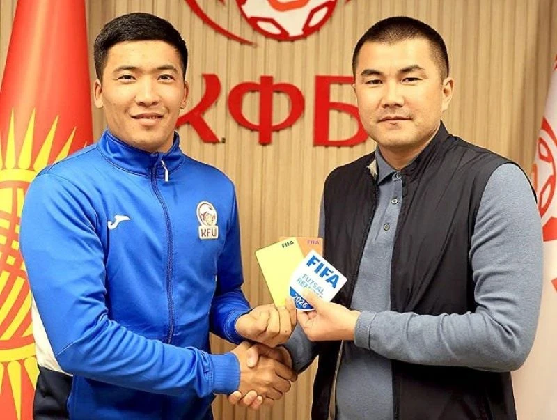 В КР три арбитра по футзалу получили международные лицензионные знаки ФИФА