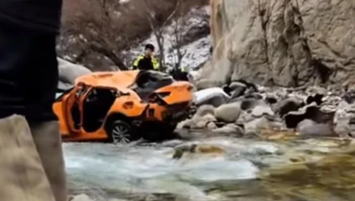 Около "Теплых ключей" машина слетела с дороги в реку. Погибли трое