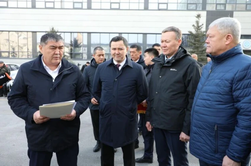 Камчыбек Ташиев передал медикам в Нарынской области 20 автомобилей