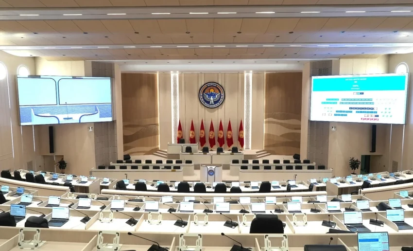 Президент раскритиковал практику эмоциональных выступлений в парламенте