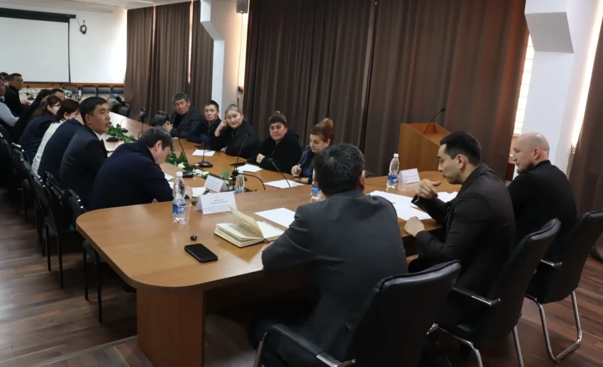 Состояние дорог и автобусные остановки обсудили с жителями села Орок