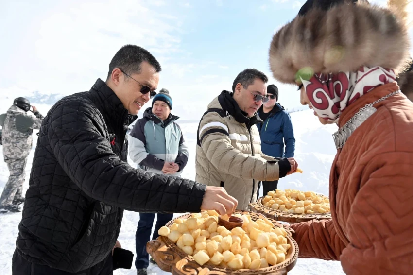 В Жыргалане Садыр Жапаров и Чанпэн Чжао покатались на лыжах в режиме фрирайд