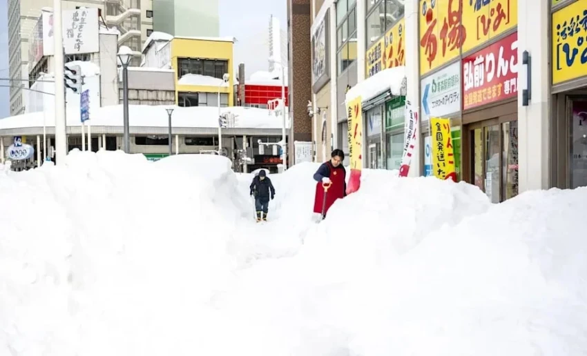 Япония привлекла армию из-за рекордных снегопадов, есть погибшие