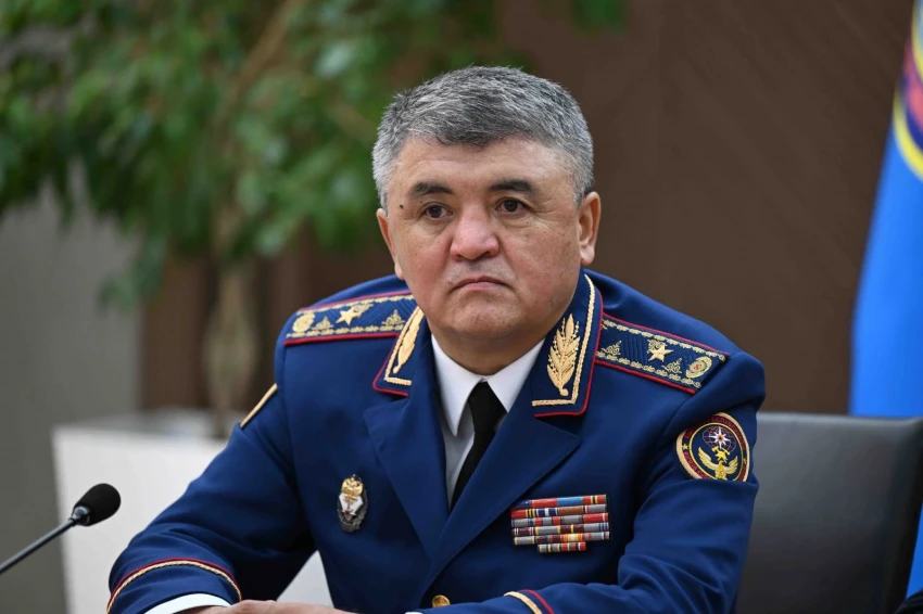 В Кыргызстане трех исполняющих обязанности министров представили коллективам