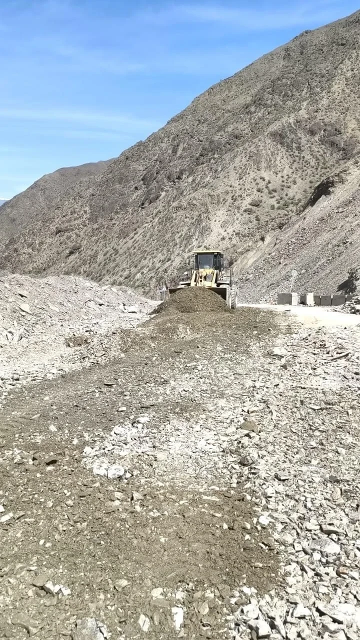 На каких трассах Кыргызстана ведется расчистка и ремонт дорог, рассказали в Минтрансе