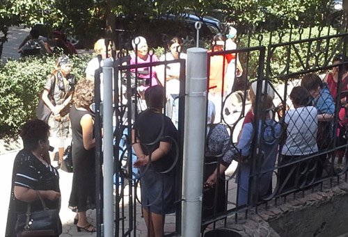 У здания ГУВД Чуйской области собрались около 80 человек митингующих  из-за драки с участием сына главы ЦИК