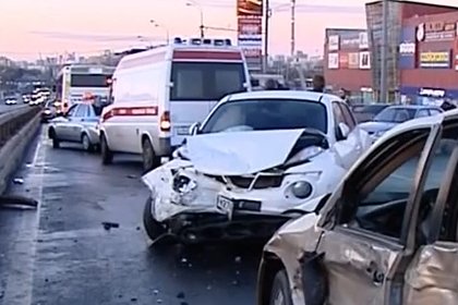 На севере Москвы столкнулись около 30 автомобилей
