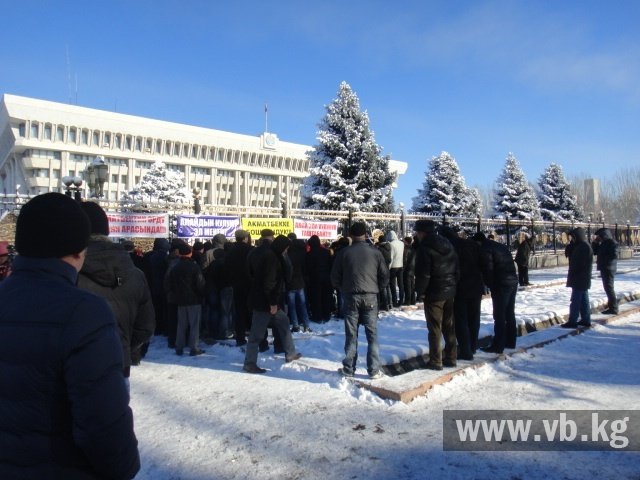 У "Белого дома" проходит митинг сторонников депутата от фракции Ата-Журт" Ахматбека Келдибекова