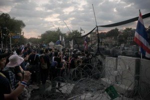 Демонстранты в Бангкоке отправились на штурм правительственных зданий