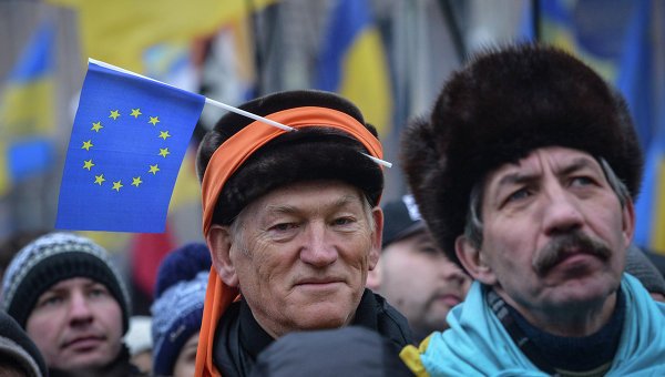 Демонстранты возводят баррикаду возле здания правительства Украины
