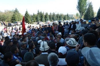 Митингующие самовольно ввели режим ЧС на территории села Саруу