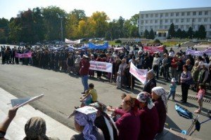 Двое из объявивших голодовку в Оше женщин обратились к врачу