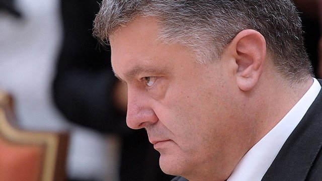 В Киеве митингующие перекрывают улицы и требуют импичмента Порошенко