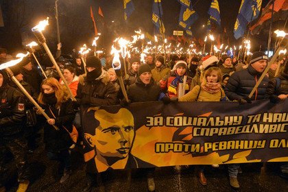 Факельные шествия на Украине говорят о том, что в стране продолжается движение по пути нацизма