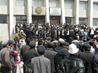 Б. Жумабаева публично сожгла свое удостоверение Героя апрельской революции