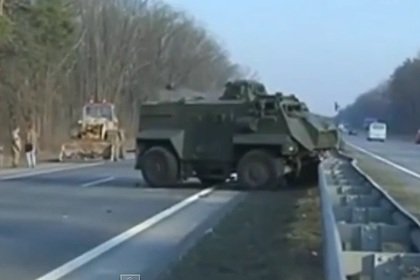 Под Киевом колонна броневиков попала в аварию