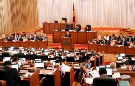 В Жогорку Кенеше предлагают перечислить однодневную зарплату родственникам погибших кыргызстанцев в ДТП в Казахстане