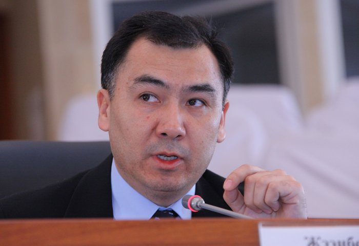 Депутат Р. Жээнбеков требует от Генпрокуратуры КР возбудить уголовное дело в отношении спикера