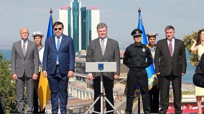 Пользователи Сети высмеяли костюм Саакашвили в фотожабах