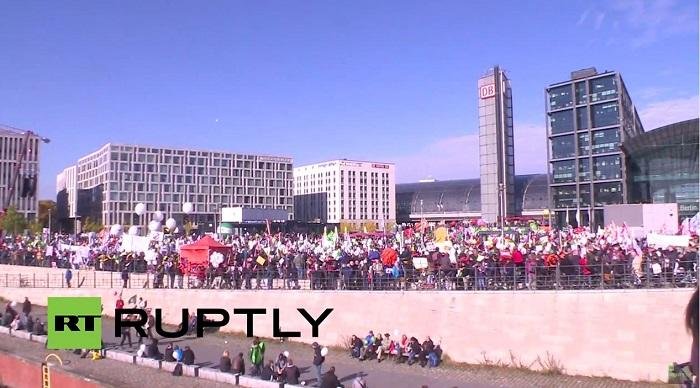 Около ста тысяч человек протестовали в Берлине против торгового пакта ЕС — США